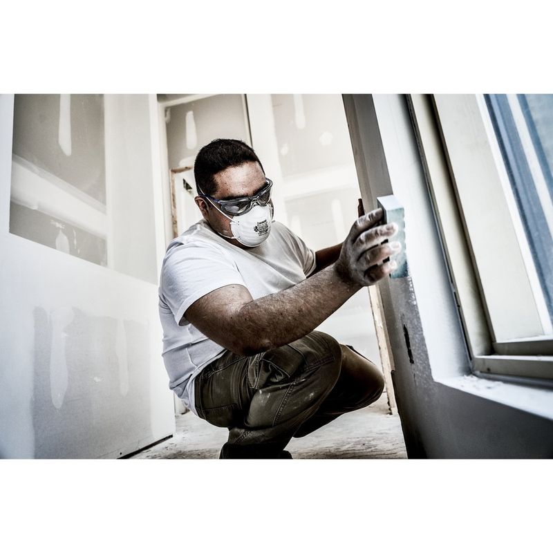 3M N95 Particulate Respirator 8200 Mask White  Box Of 20